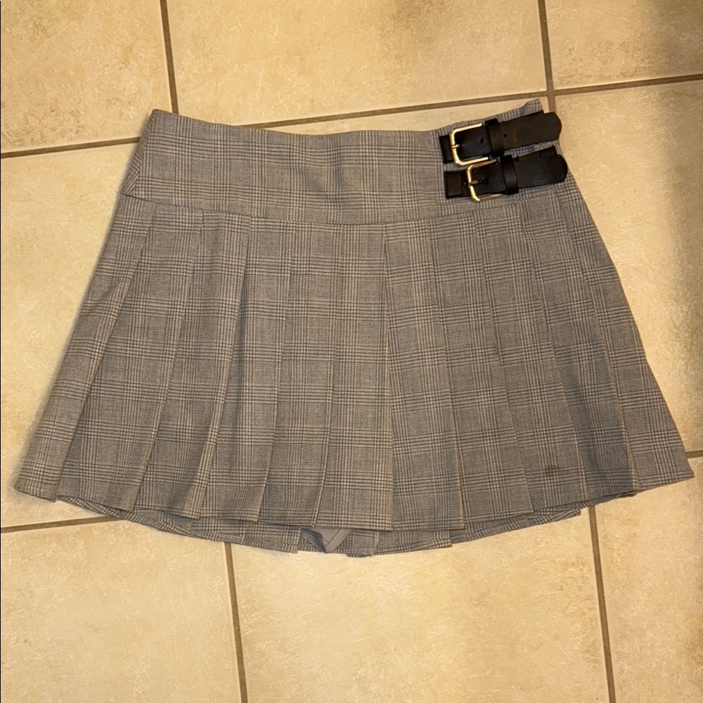 Gray Plaid Pleated Skort with Buckle Detail - Picture 9 of 11